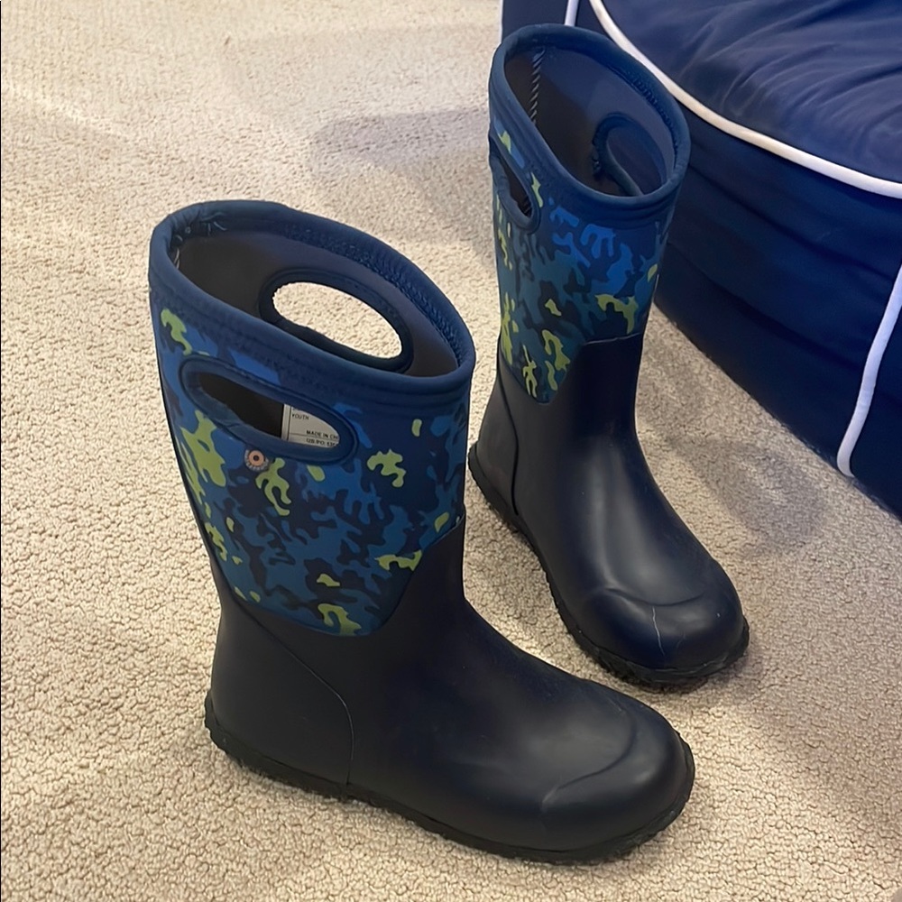 Bogs Blue Rain & Snow Boots with Stylish Pattern size 4 cold insulated EUC